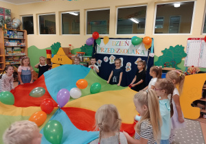 Dzieci bawią się chustą animacyjną i balonami - grupa "Kotki"